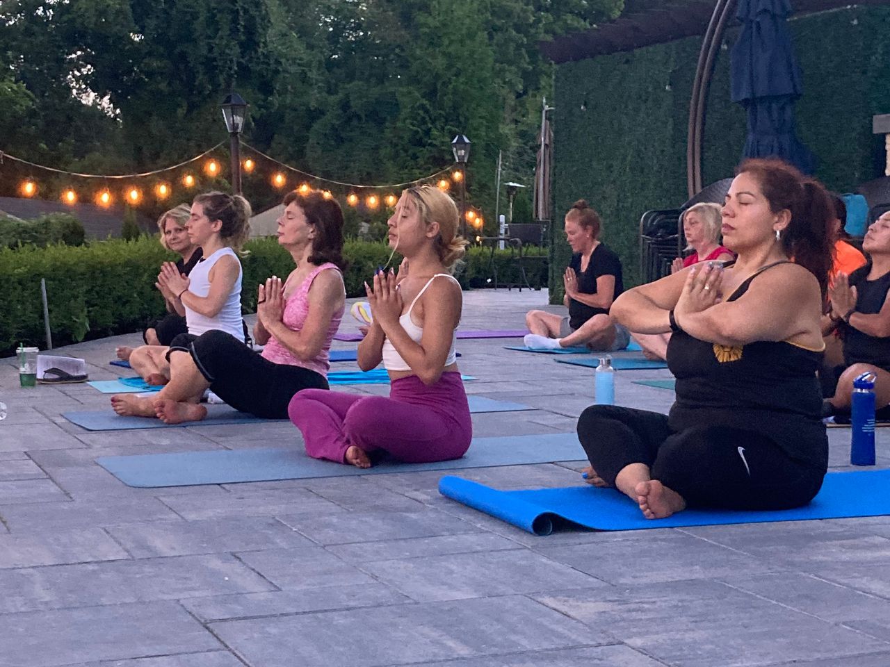 Empresario de Staten Island organiza retiros internacionales de bienestar, une a extraños con yoga y viajes en grupo
