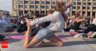 Personas en Dinamarca se reúnen para realizar "Beer Yoga"