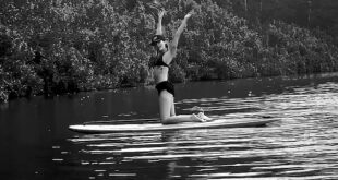 Escape: Miley Cyrus usó Instagram el domingo para compartir fotos de ella misma haciendo yoga en una tabla de remo