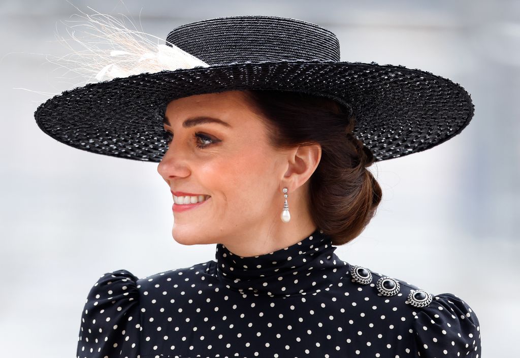 Princesa Kate con lunares blancos y negros y sombrero.