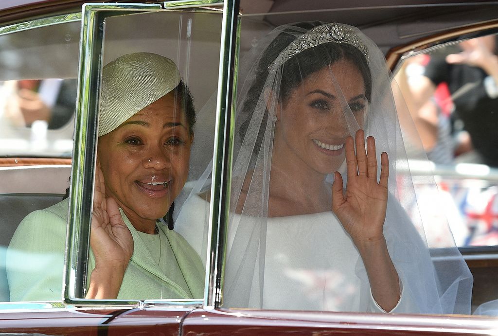 PRINCIPAL COMPAÑÍA - Meghan Markle (R) y su madre Dorie Ragland llegan a su ceremonia de boda para casarse con el príncipe Harry de Gran Bretaña, duque de Sussex en la Capilla de San Jorge en el Castillo de Windsor el 19 de mayo de 2018.  (Foto de Oli SCARFF/AFP) (Foto de Oli SCARFF/AFP vía Getty Images)